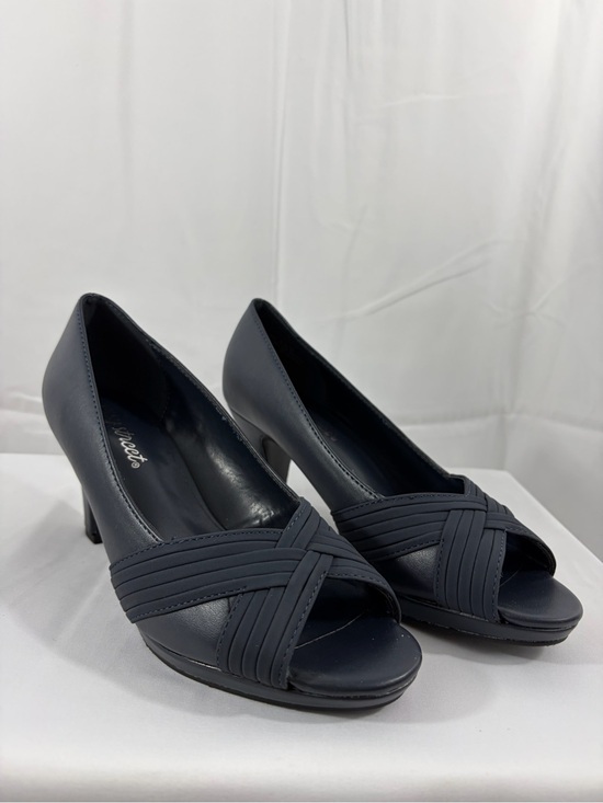 easy street Shoes - NWT Easy Street Women’s Size 6.5W Classic Navy Peep-Toe Pumps